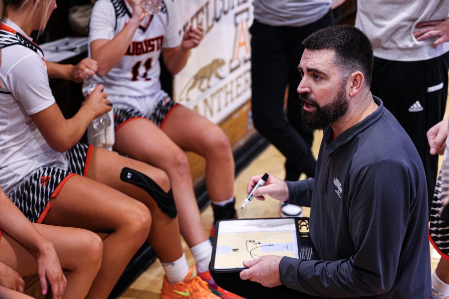 Todd Kelsch coaching Augusta in a timeout vs. Loyd Memorial on Feb. 3, 2024 in Augusta (Will Jones/10th Region).