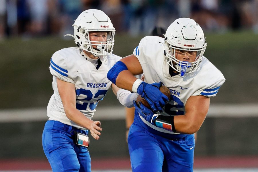 Andrew Kirk hands the ball off to Jackson Whitten (Les Nicholson/MaxPreps)